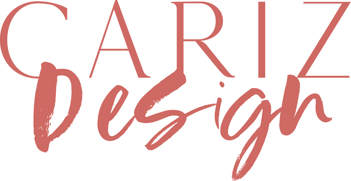 Logo mit dem Schriftzug CARIZ Design-CARIZ in dünnen Großbuchstaben, Design in fetter, handgeschriebener Schrift. Beide erscheinen korallenrosa auf transparentem Hintergrund. Ideal für Grafik Design München oder moderne Corporate Design München Projekte.