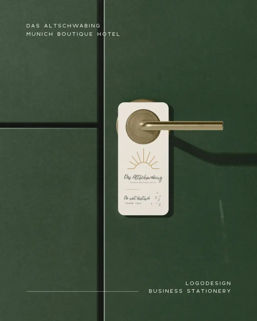 Ein goldener Türgriff an einer dunkelgrünen Tür mit einem weißen "Bitte nicht stören"-Schild mit einer Sonnengrafik und Text für das Altschwabing Munich Boutique Hotel zeigt minimalistisches visuelles Branding und Grafik Design München.
