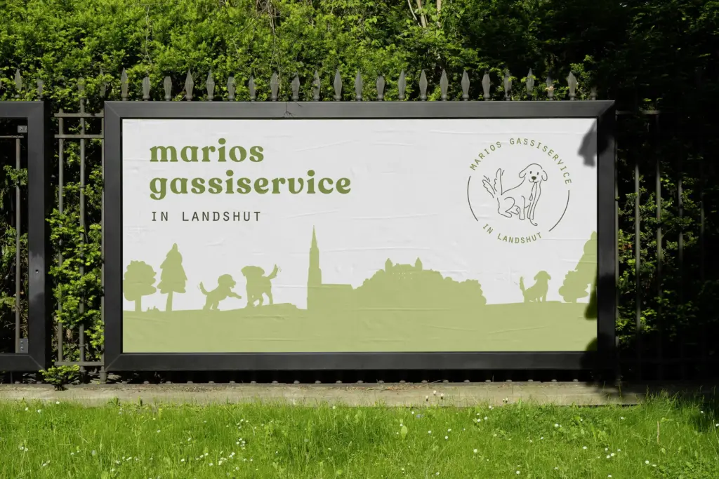 Ein Schild an einem Zaun mit der Aufschrift marios gassierservice in Landshut und grünen Silhouetten von Menschen, Hunden und Bäumen. Ein kreisförmiges Logo, das mit der Expertise von logodesign münchen erstellt wurde, zeigt einen Hund und denselben Text inmitten von üppigem Grün.
