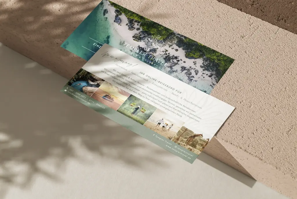 Zwei Postkarten auf einer beigen, strukturierten Oberfläche; eine zeigt eine Luftaufnahme des Strandes, während die andere Reisefotos, Text und sanfte, tropische Motive zeigt - die perfekte Inspiration für Grafik Design München und kreatives visuelles Branding.