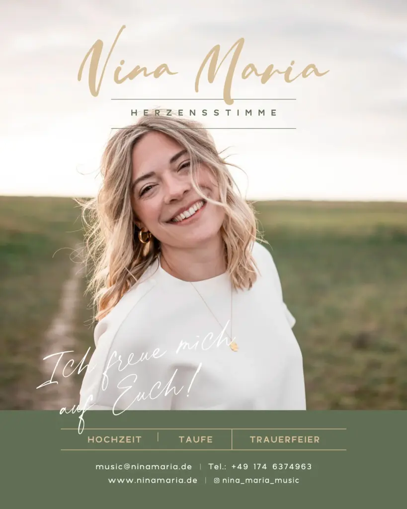 Eine lächelnde Frau mit blondem Haar in einem weißen Oberteil steht im Freien auf einem Weg und wirbt mit einem Text für Nina Marias Musik für Hochzeiten, Taufen und Beerdigungen. Visuelles Branding und Kontaktdaten sowie Links zu sozialen Medien erscheinen am unteren Rand.
