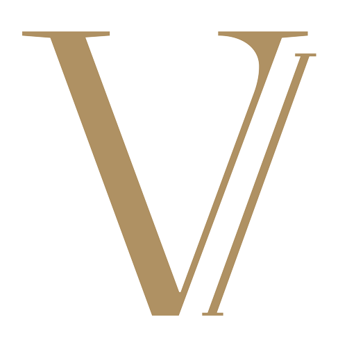 Große, elegante Serifenbuchstaben V und I in Gold stehen auf hellgrauem Hintergrund und bilden leicht überlappend die römische Ziffer VI (6) - ein raffiniertes Beispiel für Grafik Design München.