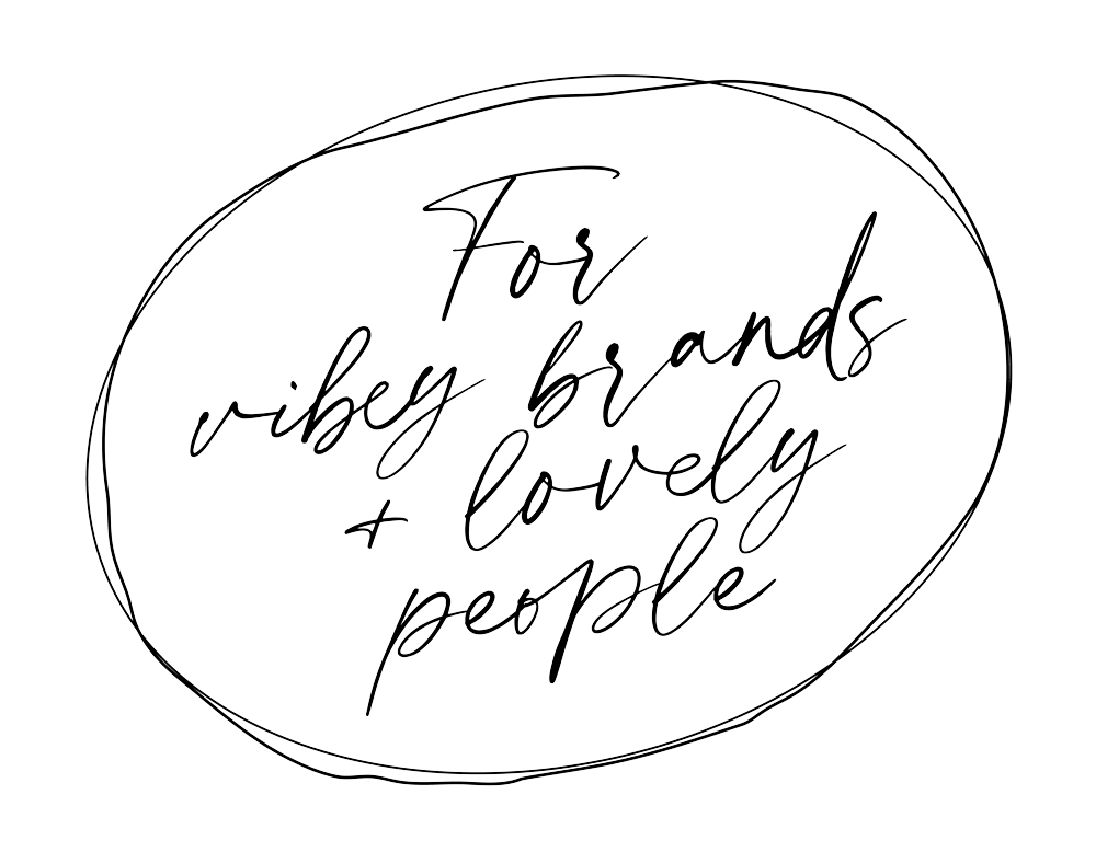 Handgeschriebener schwarzer Text innerhalb eines ungleichmäßigen Kreises lautet: For vibey brands + lovely people auf weißem Hintergrund. Perfekt für alle, die Grafik Design München mit einer unverwechselbaren, persönlichen Note suchen.
